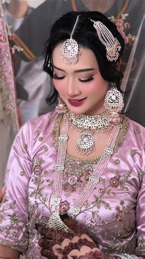 Hari minggu kemarin teh nia makeup untuk acara wedding ka nikaindah_ 🥰 Kenal nika udah luamyan lama, berawal koleb untuk konten bollywood .. alhamdulilah terus berlanjut sampe ka nika bilang , kalo nikah mau teh nia yang makeup . Alhamdulilah waktu dan jadwalnya pas . Ka nika ini salah satu artis dan konten kreator bollywood jadi konsef nikahnya dengan tema india kebetulan suaminya juga orang India . Happy wedding @nikaindah_ @ranjzz_55 Samawa kesayangan🙏🙏🥰🥰