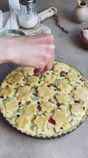 Recette de tarte à la rhubarbe, pudding à la vanille et crumble