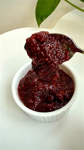 Andréa | Näringsrik vegetarisk mat för bebis, barn och vuxna 🥬 on Instagram: "👉 Spara receptet nedan och följ @busigtgott för fler näringsrika tips! 🍓 Järnrik jordgubbschiasylt i gjutjärn 🍓 Här kommer ett recept på en naturligt söt och järnrik chiasylt utan vitt raffinerat socker. Den tillagas i gjutjärn, vilket gör sylten extra järnrik – syrligheten i jordgubbarna hjälper nämligen till att dra ut järn från pannan under tillagningen. Perfekt till gröten, mackan eller yoghurten! 🌱 6 mån + 🌱