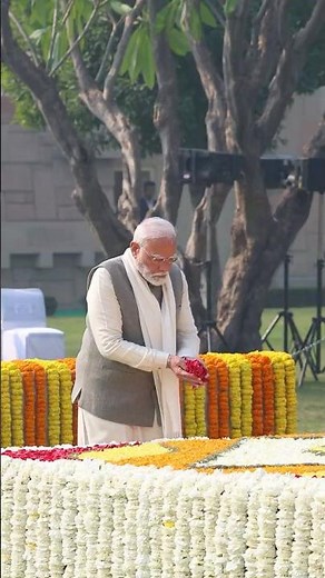 PM Modi pays homage to Mahatma Gandhi at Rajghat | #shorts
