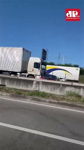 Carreta arrasta carro na Dutra em SJC