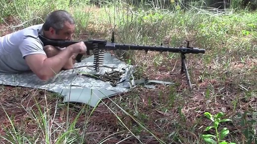 二战德国MG34机枪到底有多猛，实弹射击展示，“哒哒哒”太给力