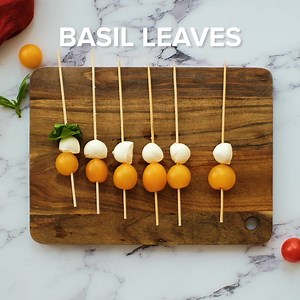 MINI CAPRESE SKEWERS are a light, quick appetizer, drizzled with your favorite olive oil and balsamic vinegar! PERFECT FOR SUMMER! recipe >> https://reluctantentertainer.com/mini-caprese-skewers/ | Reluctant Entertainer
