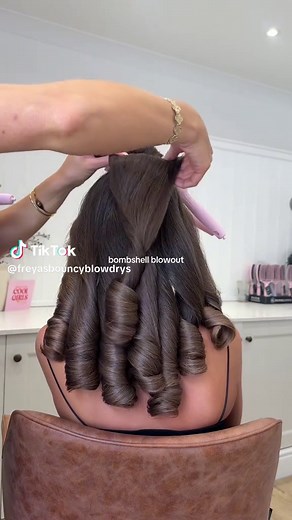 Bombshell blowout 💣🩷 Learn how to create hair like this inside my Gold Styling 2.0 course. 6 online courses, 1 year access, 2 CPD accredited courses everything from my signature bouncy blowdry to Hollywood waves, pincurls & hair ups. Learn online, worldwide 🌎 LEVELUP25 for 25% off - link in bio #blowout #blowdry #hairstylist #hairinspo #onlinecourse