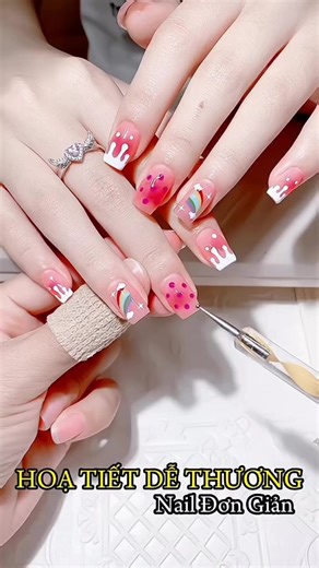 Trang trí mẫu này dễ mà xinh bánh bèo quá chừng, chị em tham khảo cách làm nhanh nè 🤣🤣💅 #nails #nailsxinh_moingay #nailsxinh #lammong #lamdep #chualanh | Leminail
