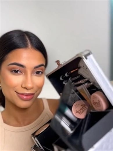 Tudo o que você precisa para arrasar na maquiagem! Este kit completo de maquiagem vem com paleta de sombras, blushes, pincéis, batons e muito mais, tudo organizado em uma necessaire prateada elegante e prática. Perfeito para presentear ou renovar seus produtos de beleza. Garanta já o seu no TikTok Shop e esteja pronta para qualquer ocasião com muito estilo e glamour! #KitMaquiagemCompleto #NecessairePrateada #BelezaEmUmSóLugar #TikTokShop1212BR #PresenteParaEla