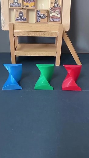 Flexible Triangular Prism Manipulation for Creative Play