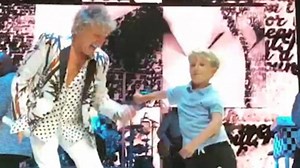 Watch Rod Stewart learn to floss dance on stage from 7-year-old son Aiden