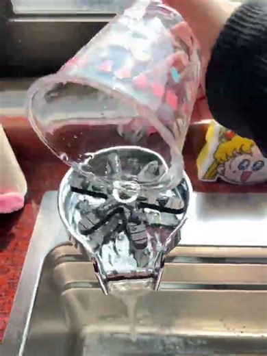 At that moment, both the installer and I were stunned. #kitchen #sink #sinkcleaning