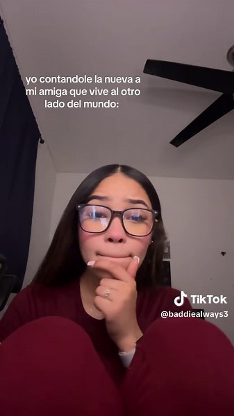 Yo contándole la nueva a mi amiga que vive al otro lado del mundo - La Mella