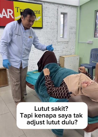 Part 1, Bila bahagian atas terlalu tegang, ia boleh beri tekanan berantai hingga ke bawah. Sebab itu kita adjust bahagian atas dahulu sebelum fokus pada lutut.#sartreatment #backpain #kneepain #bonesetting #crackingbones Miri : 3-7 March Kuching : 11-12 & 17-20 March Johor : 14-15 March Bau : 23-24 March Serian : 25- 26 March Simanggang : 28-29 March Sarikei : 31 March -2 April For enquiries & booking : Admin 1 : 601114698366 Admin 2 : 601125159772 Admin 3 : 60132101908 Admin 4 : 60104115322