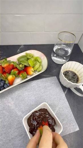 First Time Making 77% Cocoa Chocolate Strawberries 🍓🍫 #shorts #chocolate #dessert