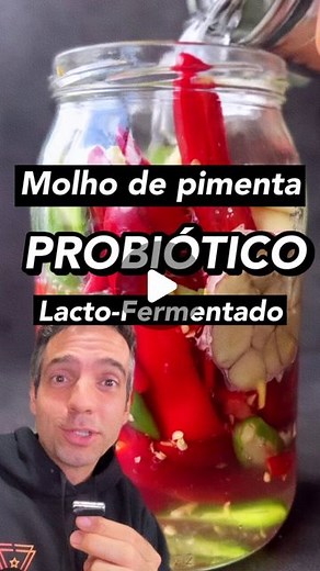 Lucas Montanari • Com Ciência on Instagram: "⚠️Salva essa receita do molho de pimenta lacto-fermentado probiótico: ✔️500g de pimentas frescas (as que quiser) ✔️ 5 dentes de alho ✔️Pequeno pedaço de gengibre picado Preparo do molho: ✔️ 320ml da salmoura fermentada ✔️ 7 col. de sopa de vinagre (pode ser de kombucha) ✔️ 7 col. de sopa de melado de cana/maple syrup/mel. ✔️ 1 col. de sopa de sal ✔️ Uma pitada de pimenta preta moída ✔️ 75g de cenoura assada ✔️ 1 colher de sopa de tamari ou shoyu (opci
