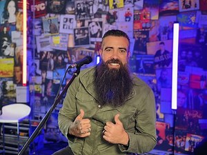 Jo Black performs 'Bring Die Hoop Weer Terug' on Friday Live