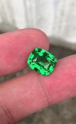 7 Carat Natural Tsavorite Garnet 💚 | Perfect Gemstone for Fine Jewelry.