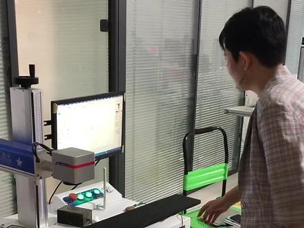 #激光打标机 茶台石雕刻logo