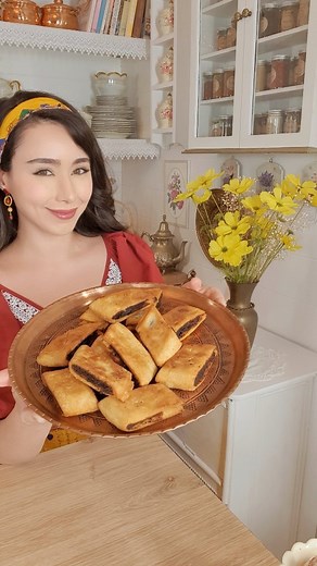 Sibel on Instagram: "IMQARET (DATE SLICES) ⬇️ Recipe Below Imqaret are a traditional Maltese dessert that consist of a fried shortcrust pastry filled with dates, citrus, and spices. They're super easy to make and low in sugar. Serve them while they're still warm with a big scoop of ice-cream ❤ Ingredients: For the pastry: -300g plain flour -80g vegan butter, chilled -1 tbsp orange blossom water -1 tbsp sugar -1/2 tsp baking powder -4 1/2 - 5 tbsp water -1 tbsp sunflower or vegetable oil ___ For 