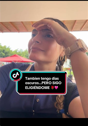Tengo días claros y días nublados. Días en los que todo fluye y otros en los que el alma pesa un poco más. A veces el cuerpo se cansa, la mente se llena de ruido y lo único que necesitamos es silencio, espacio, respirar… y simplemente estar. Hay momentos en los que la vida se siente ligera, y otros en los que caminamos más despacio, aprendiendo a sostener nuestras propias sombras. Pero incluso en los días más grises, sigo eligiéndome. Sigo abrazando cada parte de mí. Porque también tengo días os