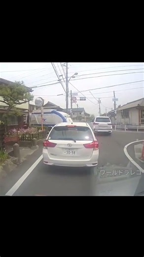 パトカーから逃げるLXの当て逃げ映像 ドラレコ Car Crash Dash Cam Bad Drivers Driving Fails