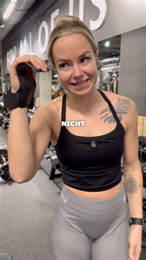 How to use lifting straps ☺️🚀 #strengthtrainingforwomen #onlinecoach #musclebuilding #tip