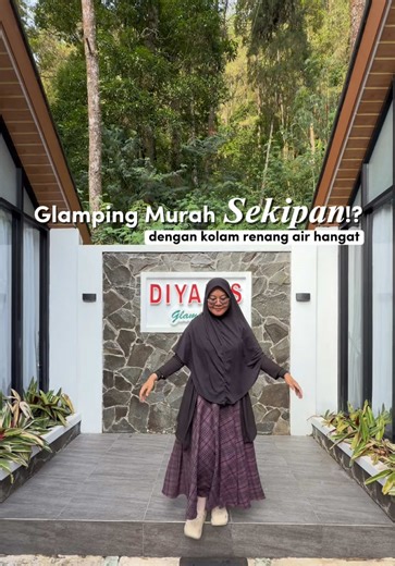 ✨ Glamping di Tawangmangu dengan private pool air hangat Kalau kalian lagi cari glamping di Tawangmangu buat healing, coba cek Diyanis Glamping Sekipan. Lokasinya ada di kawasan Bukit Sekipan, jadi suasananya sejuk banget dengan pemandangan pegunungan. Yang bikin tempat ini menarik adalah beberapa kamar punya private pool air hangat, jadi bisa santai sambil menikmati udara dingin Tawangmangu. Fasilitas kamar yang aku coba: 🛏️ Kamar nyaman tipe Deluxe ♨️ Private pool air hangat 🌄 View pegununga