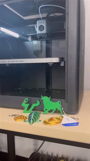 Did you know we have a 3D printer on campus? 🖨️ Located at the Student Technology Center at the library, students are able to 3D print any items of their choosing! Be sure to stop by the center to learn more! 🤘 | USF St. Petersburg
