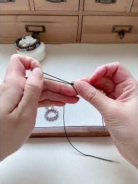 Gourd Phone Charm Weaving Tutorial: 17 beads (5mm), 50cm thread