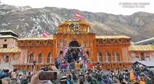 विश्व प्रसिद्ध श्री बदरीनाथ धाम जी के दिव्य कपाट अभी अभी 3 बजकर 35 मिनट पर विधिवत पूजा पाठ करने के बाद शीतकाल के लिए बंद हो गए हैं।। जय बदरीविशाल | Kedarnath Dham