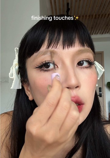 Finishing touches for the night ✨🤍 #grwm #makeup #beauty