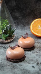 Entremets chocolat orange 🍊🍫 🍊 Crémeux orange 130g de jus d’orange Zestes d’une orange 40g de beurre 40g de sucre 7g de maïzena Verser dans une casserole, faire chauffer le jus d’orange. Ajouter les zestes au sucre et mélanger. Ajouter ensuite la maïzena. Ajouter le jus chaud en mélangeant. Remettre sur le feu et laisser épaissir. Hors du feu, ajouter le beurre. Verser la préparation dans des moules à mini financiers ronds. Réserver au congélateur au moins 2 heures. 🍫 Mousse chocolat 60g de 