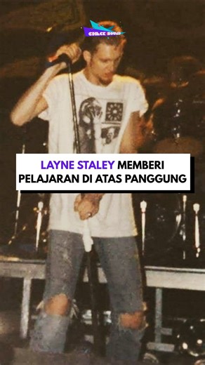 CheckSound Nex on Instagram: "8 Februari 1993 menjadi salah satu momen paling kontroversial dalam sejarah konser Alice in Chains. Saat tampil di Cirkus, Stockholm, Layne Staley melihat seorang penonton terus melakukan salam Nazi sambil mendorong dan mengintimidasi orang-orang di sekitarnya. Usai membawakan “It Ain’t Like That”, Staley memanggil pria tersebut naik ke panggung. Alih-alih mendapat sorotan, pria itu justru dipukul dua kali dan didorong kembali ke arah kerumunan sebelum akhirnya diam