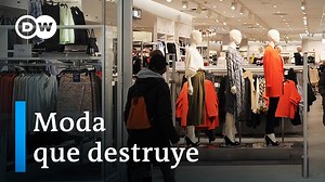La venta de ropa se ha duplicado en los últimos 20 años. Las grandes cadenas de moda lanzan contínuamente nuevas colecciones. La confección de prendas es cada vez más rápida y barata y suma el 5% de las emisiones globales. | DW Español
