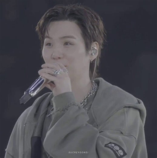 o bts incentivou o yoongi a falar sobre Come Over 🥹 ele ficou tímido por causa da multidão mas disse q a melodia eh mt importante p ele q q foi a primeira q ele escreveu qnd chegou em LA. essa eh a música que fez ele soluçar de chorar, inclusive