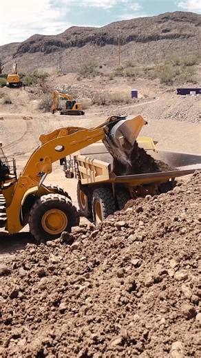 Earlier this week we showed our Tinaja Hills 777G dumping a full load, now it’s time to see our new 992 loading it up. 😎 | MSP CAT