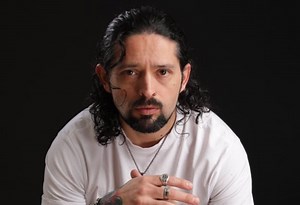 RAINBOW Singer RONNIE ROMERO Covers LED ZEPPELIN, FOREIGNER, QUEEN, URIAH HEEP, Others On 'Raised On Radio' Solo Album