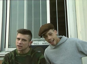 🎤 SUPRÊME NTM 🎵. « On a relaté une évidence. Ce que je raconte, je l’ai vécu, je l’ai vu ». Dans les années 90, le groupe Suprême NTM marque les débuts du rap français. JoeyStarr et Kool Shen dénoncent les inégalités sociales à travers des paroles engagées et deviennent rapidement les porte-paroles de toute une jeunesse. Retour sur les débuts de nos deux rappeurs, accompagnés ici par Rockin'squat, qui se considéraient avant tout comme de simples « agitateurs ». | INA