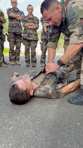 Il y a quelques semaines, nos sapeurs-sauveteurs ont participé à leur Formation Militaire Opérationnelle (FMO). Au programme, parmi de nombreux stages : le SCI – Secourisme au Combat de niveau 1 Le secourisme au combat est destiné à tout soldat. Il consiste à réaliser des gestes salvateurs compatibles avec l’exposition aux dangers d’une situation de combat ⚠️ Il doit être mis en œuvre dès les premières minutes suivant la blessure, par tout militaire engagé proche de la victime ou par le blessé l