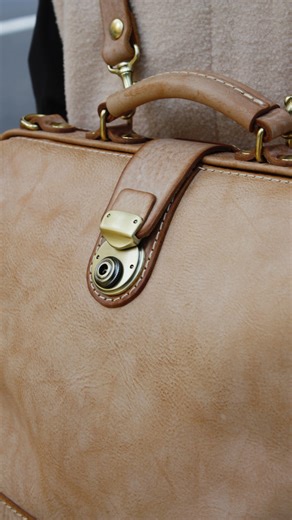 ヘルツ 仙台店 on Instagram: ". ＼アラスカ商品のラインナップ／ 昨日はインスタライブをご視聴くださいましてありがとうございました！ ライブではご紹介できなかったラインナップを動画でまとめました。遅くなり申し訳ございません🙇‍♀️ 是非、ご覧くださいませ。 ボナールシリーズ 冒頭 BC-105(2:09〜) ショルダーバッグ、ポシェット3:02〜 小物4:06〜 ボディバッグ6:47〜 ベルトポーチ7:33〜 セカンドバッグ8:22〜 ショルダーバッグ8:48〜 【HERZ仙台店】 定休日：水曜・木曜・第3火曜 営業時間：12:00～19:00 TEL:022-395-7461 @herz_bag #ヘルツ #ヘルツ仙台店 #herz #leatherbag #インスタライブ"