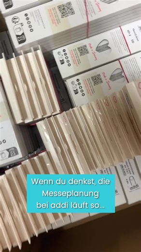 Alle erwarten bei uns die perfekte Messe-Vorbereitung. Wir decken auf: Das ist keine Panik, das ist pure Aufregung. In 2 Tagen startet die @hhcologne und wir freuen uns riesig. Du findest uns in Halle 11.2, Stand K-011. Wichtig: Die Messe ist nur für FachbesucherInnen. ⸻ 🇺🇸 🇬🇧 Everyone expects a perfectly organized trade fair countdown from us. Here’s the truth: it’s not panic, it’s pure excitement. In 2 days, h h cologne starts and we can’t wait. You’ll find us in Hall 11.2, Booth K-011. Im