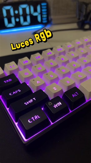 Teclado con diferentes colores de luces Rgb . . #keyboard #gamingsetup #homeoffice #tiktokshopcreatorpicks