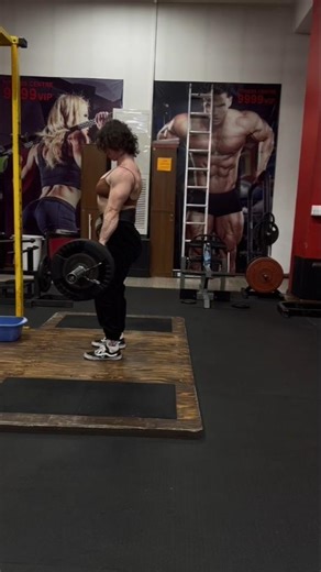 Deadlift workout 💪🏻 Female bodybuilder Aishat Zhanikaeva INSANE back muscles 🔥 #motivation #fbb #gym