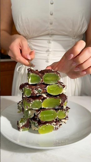 These Chocolate-Covered Frozen Grapes Turned Out SO Addictive (Sweet Craving Fix Snack) 🍇🍫🤩