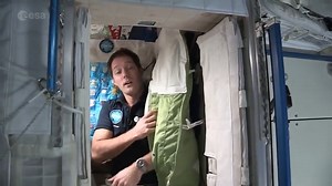 😴 🛰 La #JournéeduSommeil est l'occasion de rappeler comment les astronautes dorment dans l'ISS. Explications et visite guidée avec Thomas Pesquet. Alors, on dort bien dans la Station spatiale internationale ? | CNES