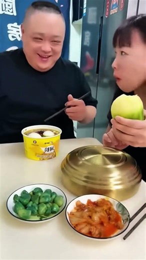 #丈夫一直等着最好的一口妻子却笑着把所有食物吃完了 😂🍽️#food #eating #The husband kept waiting for the best bite, and ۔۔ 😂🍽️