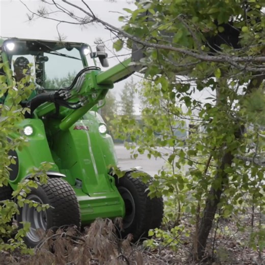 Let’s take a quick look at how the 600 Series performs in action! With compact dimensions and impressive power, the 600 Series is a true multitasker – ideal for landscaping, construction, farming, and much more. ✔️Lift capacity: 1,190 kg ✔️Lift height: 2.8 m ✔️Engine power: 26–44 hp ✔️Drive speed: 11–23 km/h #AvantTecno #600Series #AvantLoaders #CompactLoader #Multitasker #Performance #Landscaping #Construction #Farming @followers @topfans Avant Tecno USA Avant Tecno Brasil AVANT SA AVANT Machin