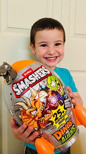 🦖👽 Dinos vs Aliens... Who Will Smash the Planet First?! 💥 Get ready to CRACK, SMASH, and DISCOVER with ZURU Smashers Dinos vs Aliens! Each Smash Egg is packed with surprises: 🧪 Slime, fizz, & gooey alien guts 🧩 Hidden parts to build your dino OR alien 🔍 Epic clues and a mystery to solve 🔥 Rare Smashers to collect! SMASH your egg, uncover the pieces, build your beast, and battle it out in the ultimate intergalactic showdown! 🚀🌍 ✨ Perfect for unboxing fun, collecting, and nonstop SMASH-TA