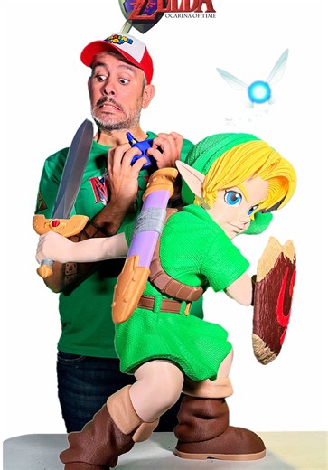 YOUNG LINK 90cm 🗡️ 90 cm de haut, une épée, un bouclier et un ocarina 🛠️ vous connaissez ? Après plusieurs jours d’impression et un très gros carton, voici mon jeune Link inspiré d’Ocarina of Time presque grandeur nature ! 🗡️🛡️ Et évidemment, impossible de simplement vous montrer le résultat : il fallait que je lui fabrique son propre faux packaging. 😏 Hyrule commence sérieusement à envahir l’atelier… et ce n’est que le début. 👀 Modèle 5681870 sur cgtrader 🖨️ 🧵@BAMBULAB Official 👕🧢 @Pi