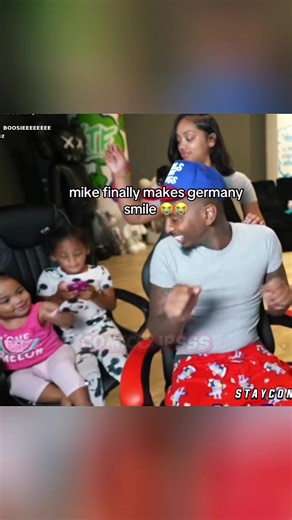 Playing this song always makes her happy 🥰 #funnymike #germany #cute #entertainment