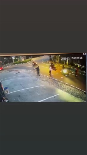 Dash Cam Owners Indonesia on Instagram: "kejadian tadi pagi Rabu, 17 Desember 2025 sekitar jam 05:23 WIB dijalan Bumi, Kebayoran Baru, Jakarta Selatan. Terlihat seorang pengendara motor terjatuh dan tertabrak Bis TJ yang melintas dibelakang nya, menurut info yang diberikan korban MD ditempat."