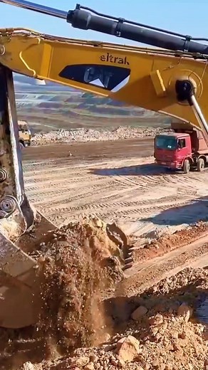 Cat 385C Excavator Crushing It! 💪 #Cat385C #ExcavatorPower #fblifestyle | Earthmover Legends